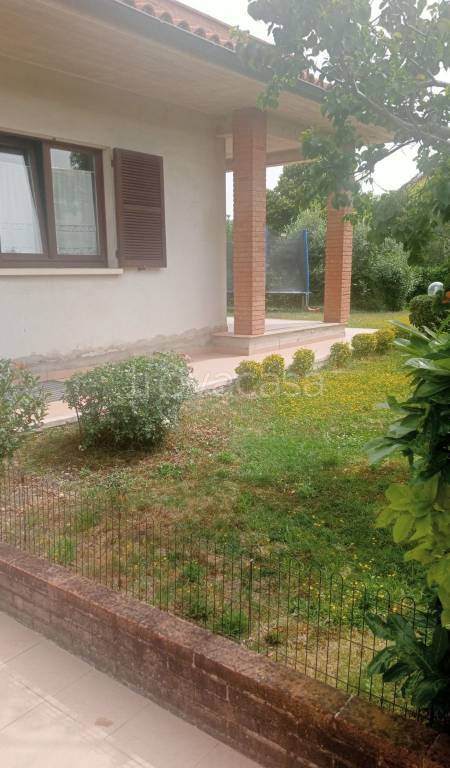 casa indipendente in vendita a Fabriano in zona Cantia