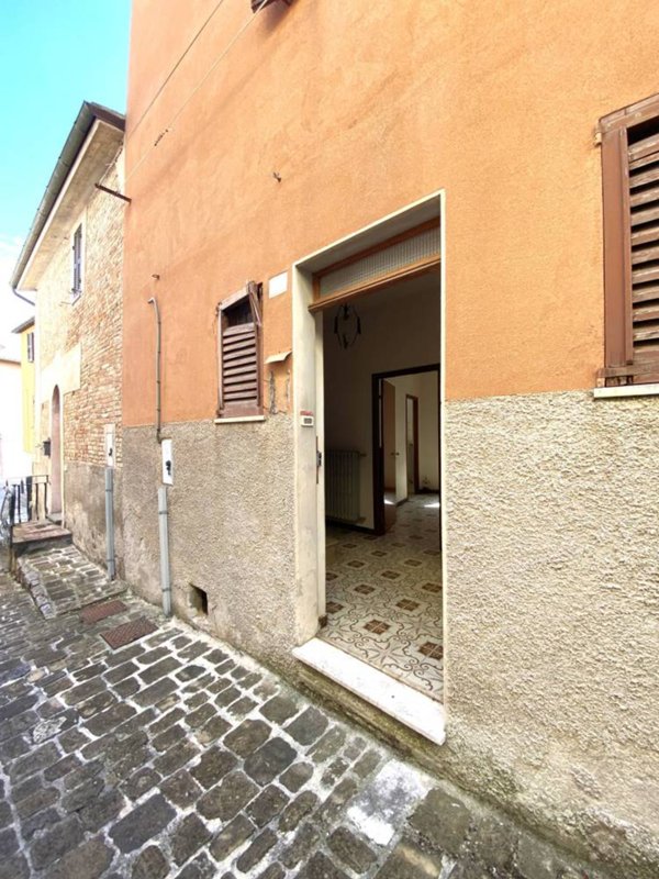 casa indipendente in vendita a Fabriano