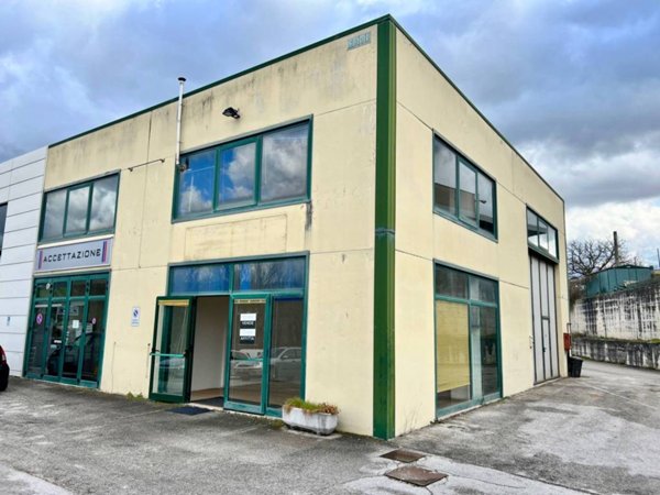 locale commerciale in vendita a Fabriano