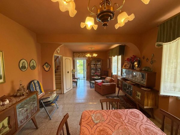 casa indipendente in vendita a Fabriano in zona Collamato