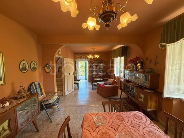 casa indipendente in vendita a Fabriano in zona Collamato