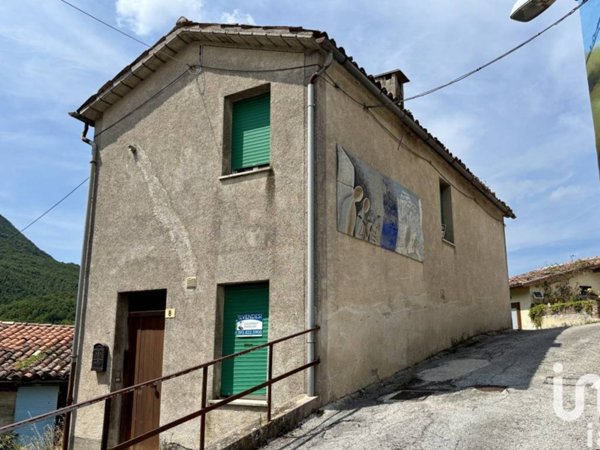 casa indipendente in vendita a Fabriano in zona Cacciano