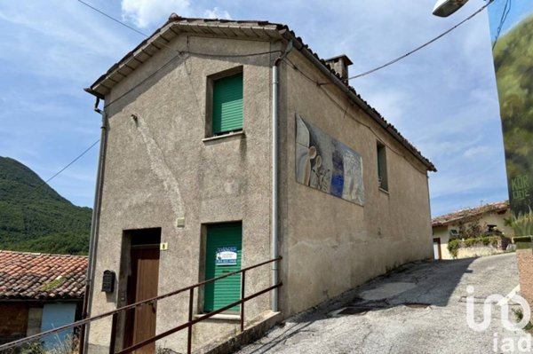casa indipendente in vendita a Fabriano in zona Cacciano
