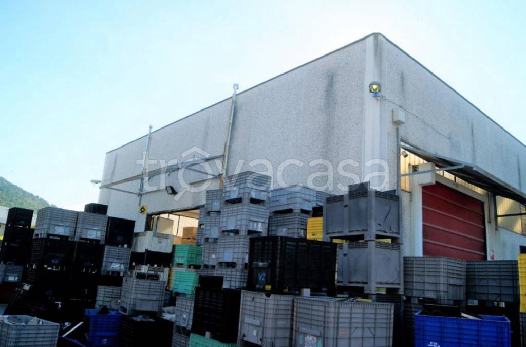 locale commerciale in vendita a Fabriano in zona Marischio