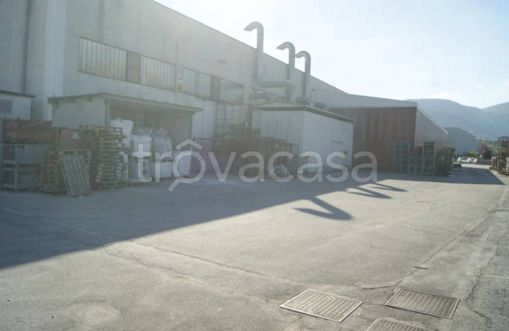 locale commerciale in vendita a Fabriano in zona Marischio