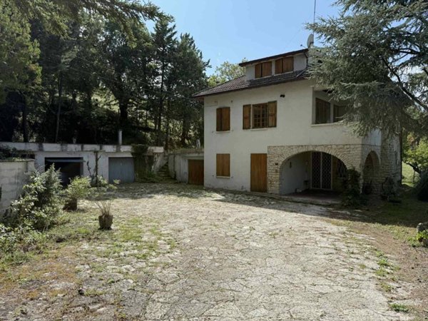 casa indipendente in vendita a Fabriano
