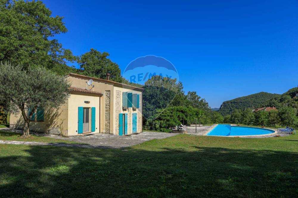 casa indipendente in vendita a Fabriano in zona Precicchie/Grotte