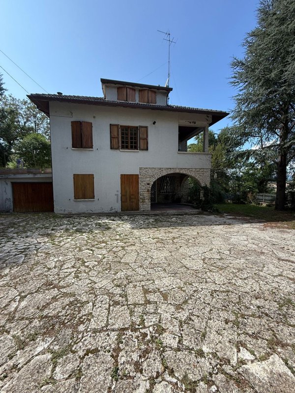 casa indipendente in vendita a Fabriano