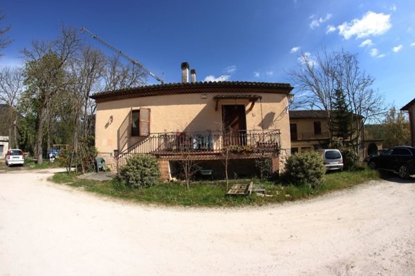 casa indipendente in vendita a Fabriano in zona Rocchetta
