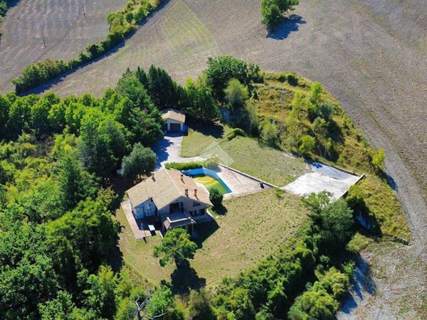 casa indipendente in vendita a Fabriano in zona Collamato