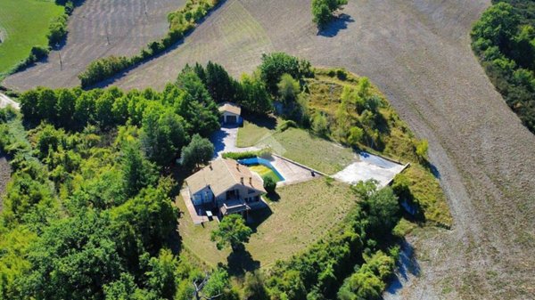 casa indipendente in vendita a Fabriano in zona Collamato
