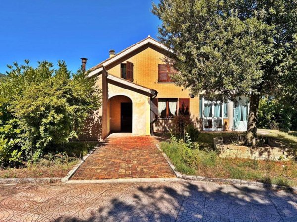 casa indipendente in vendita a Fabriano in zona Collamato