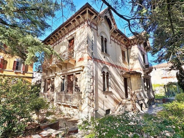 casa indipendente in vendita a Fabriano