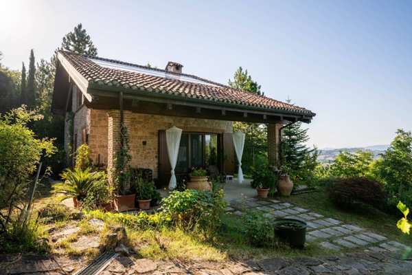 casa indipendente in vendita a Fabriano in zona Precicchie/Grotte