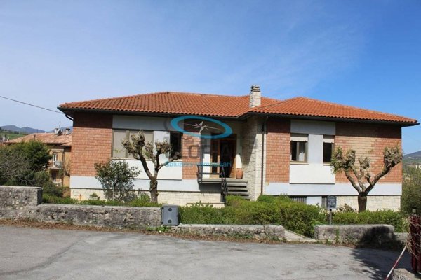 casa indipendente in vendita a Fabriano