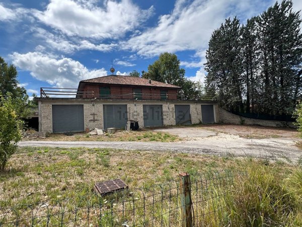 casa indipendente in vendita a Fabriano