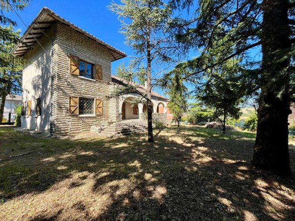 casa indipendente in vendita a Fabriano