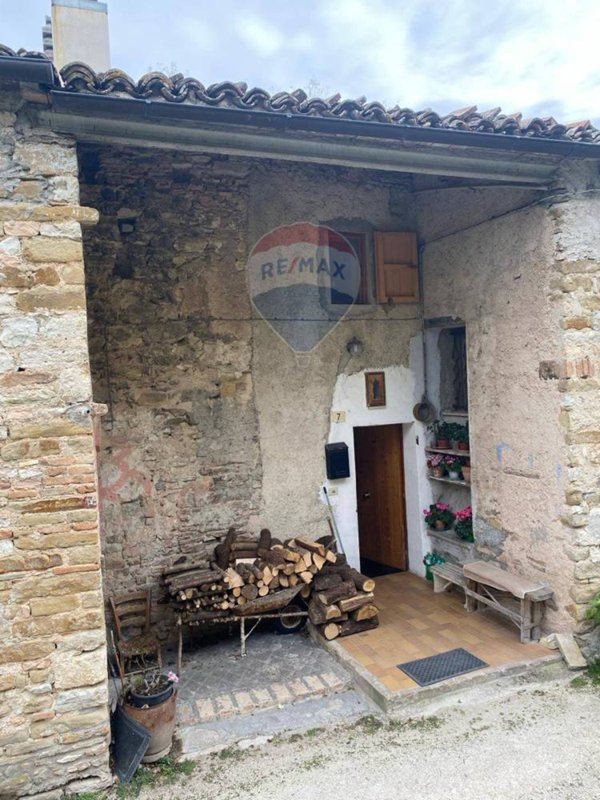casa indipendente in vendita a Fabriano in zona Precicchie/Grotte