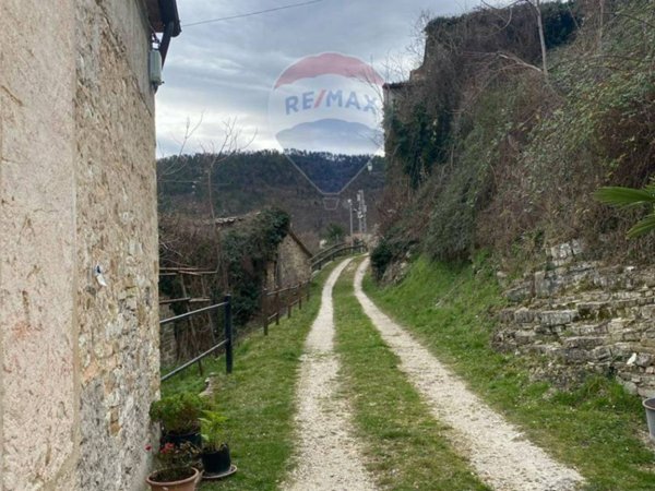 casa indipendente in vendita a Fabriano in zona Precicchie/Grotte