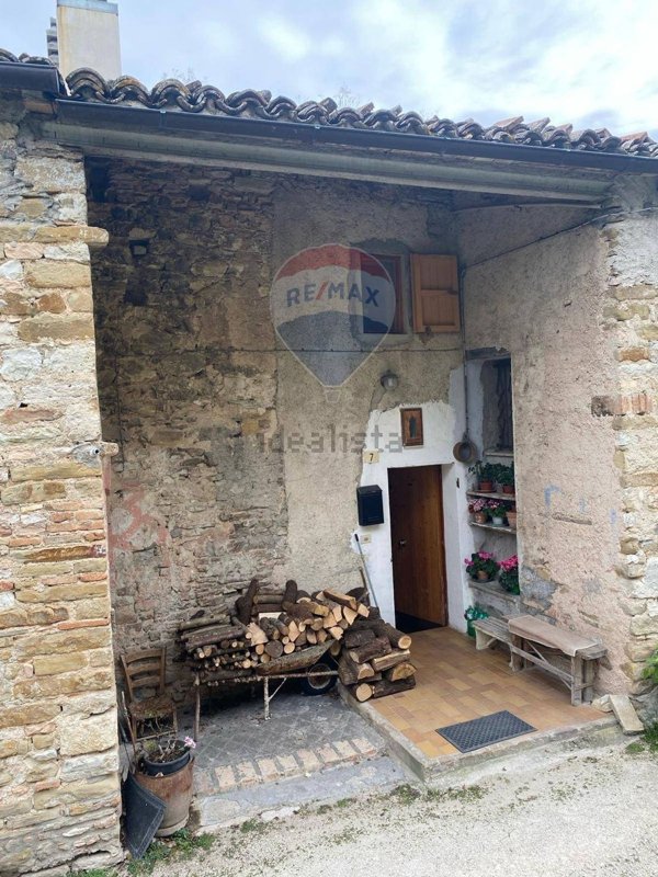 casa indipendente in vendita a Fabriano in zona Precicchie/Grotte