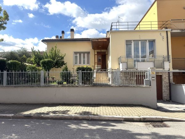 casa indipendente in vendita a Fabriano