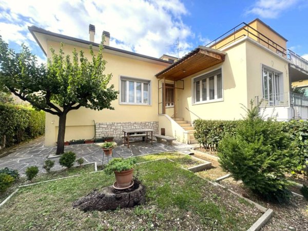 casa indipendente in vendita a Fabriano