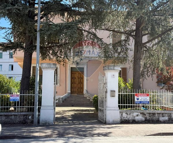 casa indipendente in vendita a Fabriano