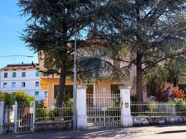 casa indipendente in vendita a Fabriano