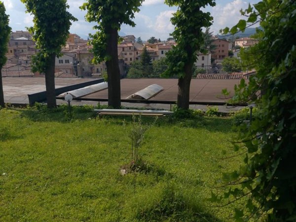 casa indipendente in vendita a Fabriano