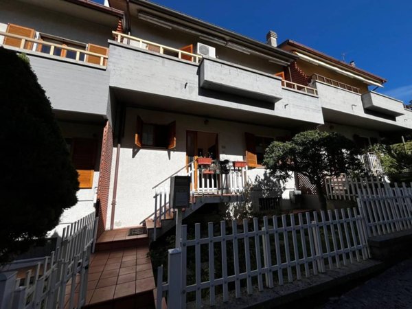 casa indipendente in vendita a Fabriano