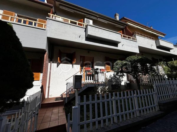 casa indipendente in vendita a Fabriano