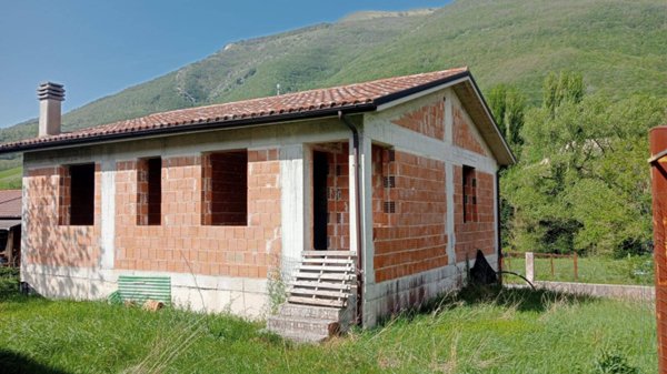 casa indipendente in vendita a Fabriano in zona Campodonico
