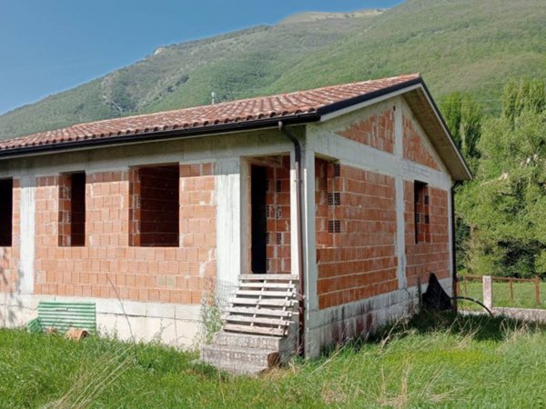 casa indipendente in vendita a Fabriano in zona Campodonico