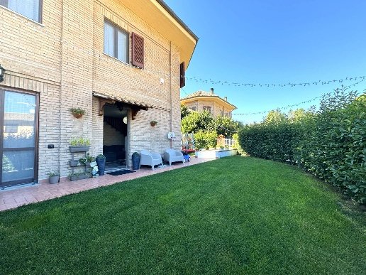 casa indipendente in vendita a Fabriano in zona Argignano