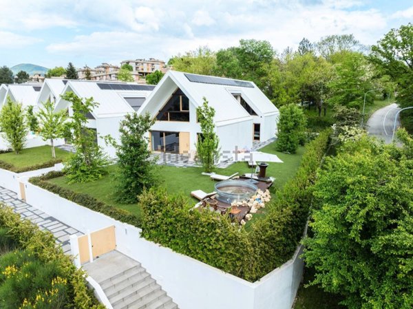 casa indipendente in vendita a Fabriano