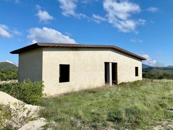 casa indipendente in vendita a Fabriano in zona Melano