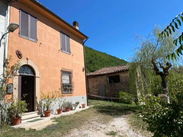 casa indipendente in vendita a Fabriano in zona Borgo Tufico