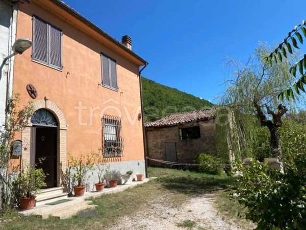 casa indipendente in vendita a Fabriano in zona Borgo Tufico