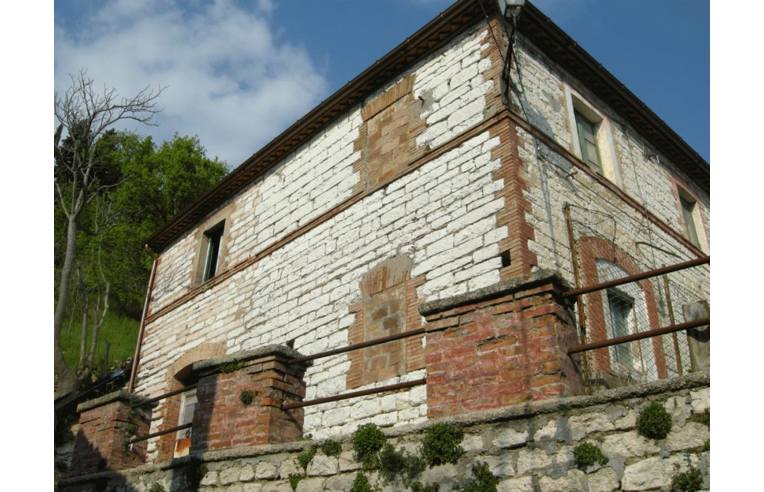 casa indipendente in vendita a Fabriano in zona Nebbiano