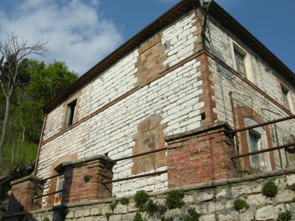 casa indipendente in vendita a Fabriano in zona Nebbiano