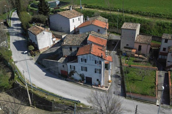 casa indipendente in vendita a Fabriano in zona San Giovanni