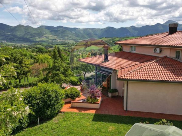 casa indipendente in vendita a Fabriano in zona Colle Paganello
