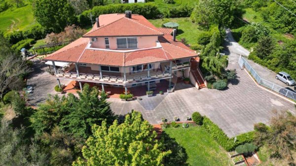 casa indipendente in vendita a Fabriano