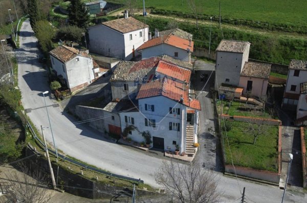 casa indipendente in vendita a Fabriano in zona San Giovanni