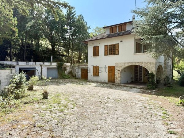 casa indipendente in vendita a Fabriano