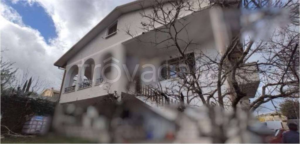 casa indipendente in vendita a Fabriano in zona Nebbiano