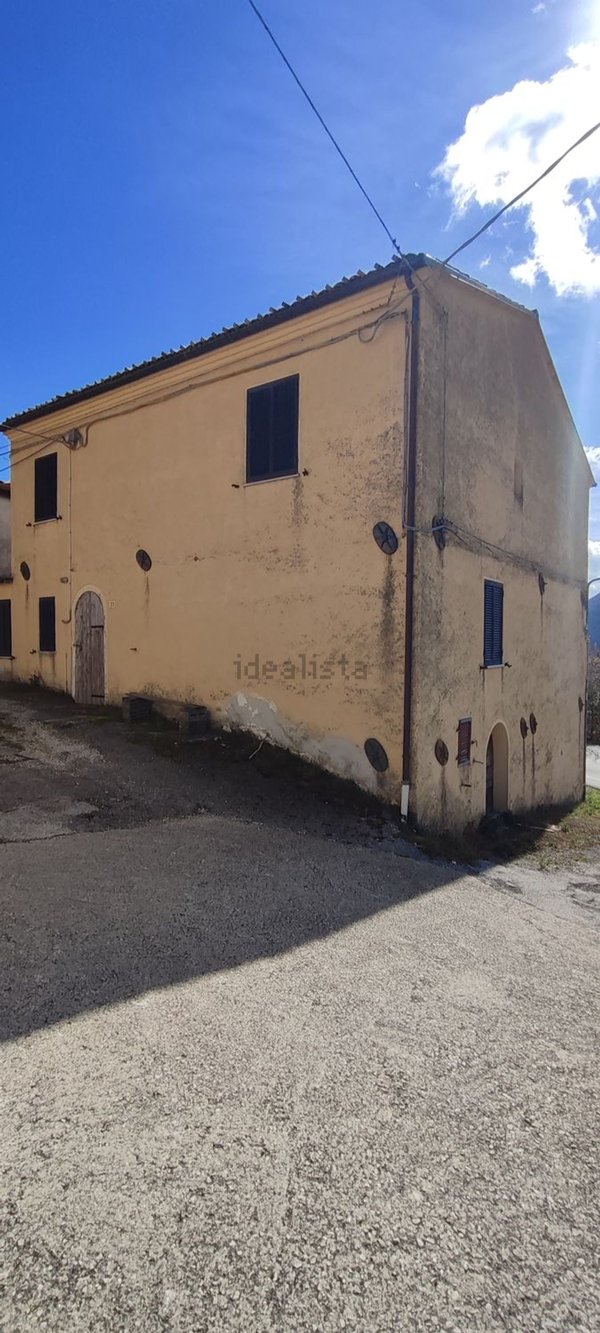 casa semindipendente in vendita a Fabriano in zona Rucce