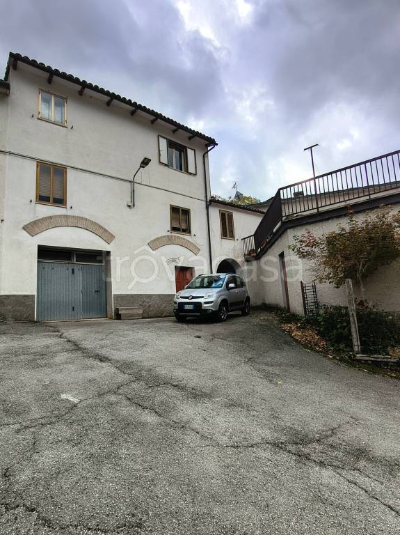 appartamento in vendita a Fabriano in zona Serradica