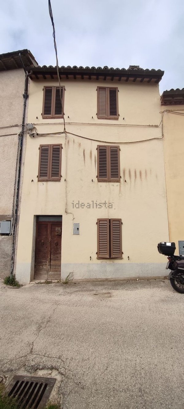 casa indipendente in vendita a Fabriano in zona Attiggio
