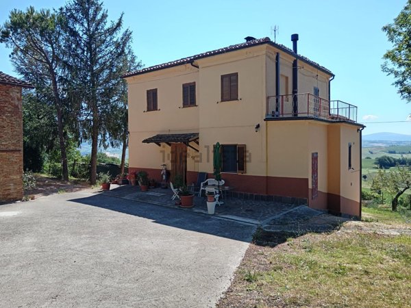 casa indipendente in vendita a Fabriano